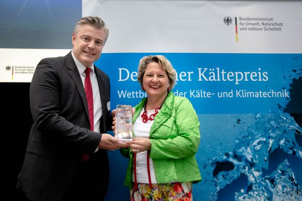Federal Minister for Environment Svenja Schulze hands over the “Deutscher Kältepreis 2018” to Jan-Philip Wagner, Sales Director at Menerga.
Federal Minister for Environment Svenja Schulze hands over the “Deutscher Kältepreis 2018” to Jan-Philip Wagner, Sales Director at Menerga.