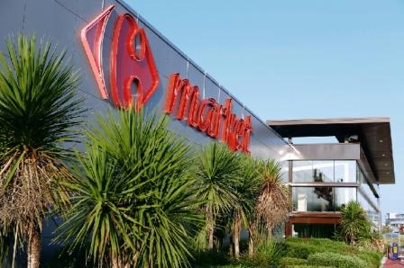 At the same time, Carrefour becomes the first French retailer to ask for cameras to be installed inside its slaughterhouses. At the same time, Carrefour becomes the first French retailer to ask for cameras to be installed inside its slaughterhouses.