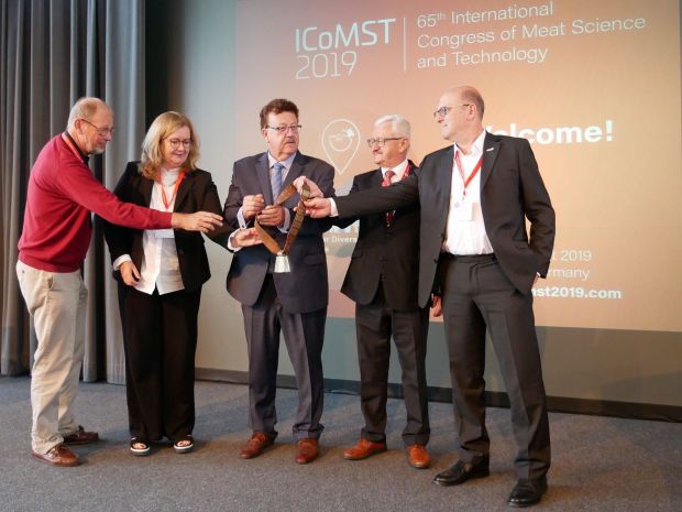 From left to right: Prof. Dr. Eero Puolanne, Dr. Dagmar Brüggemann, Hans-Joachim Fuchtel, Dr. Fredi Schwägele and Prof. Dr. Pablo Steinberg. From left to right: Prof. Dr. Eero Puolanne, Dr. Dagmar Brüggemann, Hans-Joachim Fuchtel, Dr. Fredi Schwägele and Prof. Dr. Pablo Steinberg.