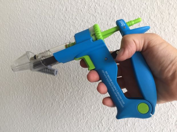 Pistol for the vaccination of pigs. Pistol for the vaccination of pigs.