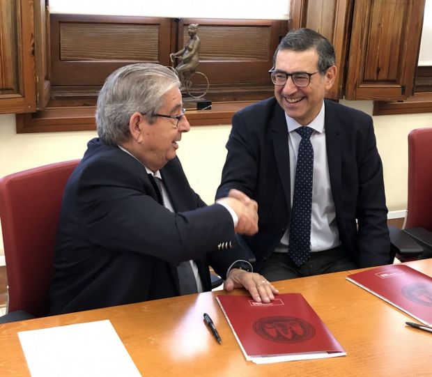 The agreement was signed between the CEO of Cefusa, José Fuertes, and the rector of the University of Murcia, José Luján, in a ceremony held in the Rectorate of the University, which has also been attended by the research team of the project. The agreement was signed between the CEO of Cefusa, José Fuertes, and the rector of the University of Murcia, José Luján, in a ceremony held in the Rectorate of the University, which has also been attended by the research team of the project.