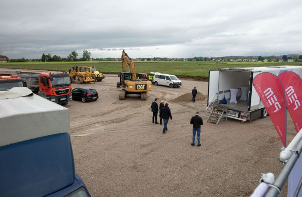 A state-of-the-art complex covering around 9,000 square metres of available space will be built there, and it will in-clude an office building and Customer Center as well as the production hall. A state-of-the-art complex covering around 9,000 square metres of available space will be built there, and it will in-clude an office building and Customer Center as well as the production hall.