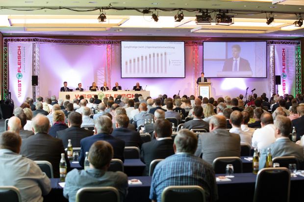 Managing Directors Carsten Schruck, Steen Sönnichsen and Johannes Steinhoff guide this year's General Meeting of the company. Managing Directors Carsten Schruck, Steen Sönnichsen and Johannes Steinhoff guide this year's General Meeting of the company.