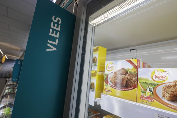 DIS 1 (the hypermarkets and larger supermarkets such as Albert Heijn, Carrefour Hypermarkets, Carrefour Market, Colruyt, Delhaize Supermarkets, Makro, ...) remain the most important outlets for fresh meat. DIS 1 (the hypermarkets and larger supermarkets such as Albert Heijn, Carrefour Hypermarkets, Carrefour Market, Colruyt, Delhaize Supermarkets, Makro, ...) remain the most important outlets for fresh meat.