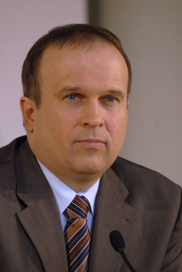 Before he changed to the meat industry, Dosch signed a termination agreement with the ministry after the ministry had forbidden him to work for Tönnies as a sideline. Before he changed to the meat industry, Dosch signed a termination agreement with the ministry after the ministry had forbidden him to work for Tönnies as a sideline.