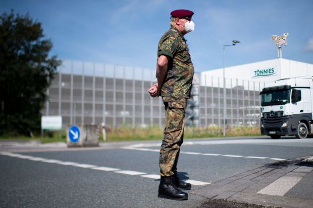 The Bundeswehr is supporting the authorities in the Gütersloh district in the coronate tests of Tönnies employees. The Bundeswehr is supporting the authorities in the Gütersloh district in the coronate tests of Tönnies employees.